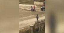 Stire din Eveniment : BĂTAIE ca-n filme în fața școlii, între două femei, pentru un loc de parcare