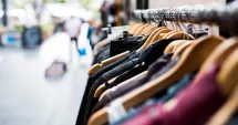 Stire din Actualitate : Adio haine aruncate! UE interzice distrugerea textilelor nevândute - ce riscă firmele