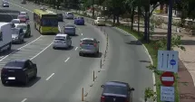 Stire din Eveniment : Șoferii care circulă ilegal pe benzile de autobuz, filmați de camere. Poliția Locală anunță controale