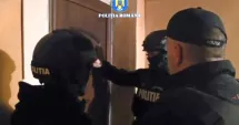 Stire din Eveniment : Lovitură dată escrocilor care trimiteau SMS-uri false. Descinderi și la malul mării