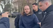 Stire din Eveniment : Bărbatul acuzat de ultraj, luat la întrebări în fața Judecătoriei Constanța