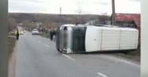 Stire din Eveniment : Microbuz răsturnat, după un accident. Patru persoane sunt rănite