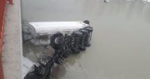 Stire din Eveniment : Un camion a căzut de pe un pod, de la aproximativ 10 metri
