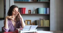 Stire din Actualitate : Cum a transformat o scriitoare AI-ul într-o mașină de succes editorial