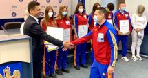 Stire din Sport : Scrimă / Sportivii medaliaţi la Mondialele de la Cairo, felicitaţi de ministrul Eduard Novak