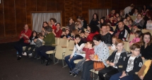 Stire din Cultură-Educație : "Povestea… cu Scufița Roșie" a umplut sala Teatrului "Căluțul de Mare"
