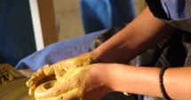 Stire din Cultură-Educație : Sculptori și ceramiști, invitați să se "exprime" prin lut ceramic