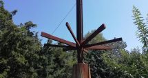 Stire din Social : Apel pentru salvarea unei sculpturi. "Fructul Soarelui" din Costinești,  într-o continuă degradare