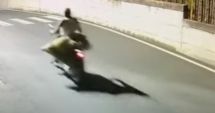Stire din Eveniment : Român, surprins de camere în timp ce căra pe scuter cadavrul prietenului pe care l-a omorât