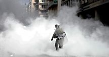 Stire din Actualitate : Secție de poliție atacată cu sticle incendiare, petarde şi pietre. 70 de persoane au fost arestate