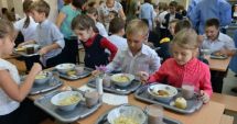 Stire din Social : Se dublează numărul școlilor în care e organizat programul „Masă caldă"