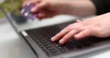 Au sedus victime pe internet și le-au șantajat cu imagini intime. Prejudiciu de peste 300.000 de lei