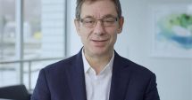 Stire din Actualitate : Şeful Pfizer estimează că pandemia de coronavirus va dispărea  într-un an
