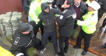 Stire din Eveniment : Șeful Poliției Locale Mangalia, lovit de un om de afaceri în timpul unei demolări