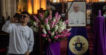 Stire din Actualitate : Vaticanul interzice selfie-urile cu Papa Francisc în sicriu. Mai mulți vizitatori au postat fotografiile online
