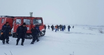 Stire din Social : Cod galben de viscol, la Constanța. Două autoturisme, blocate în nămeți. Șenilata, pregătită să intervină