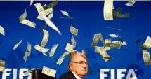 Fotbal / Actorul care a aruncat cu bani falși înspre Blatter a fost arestat