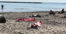 Stire din Social : Final de sezon pe litoral: Se strâng șezlongurile de pe plaje