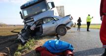 Stire din Eveniment : Sfârșit tragic: s-a izbit  cu mașina de un TIR / Galerie FOTO