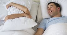 Persoanele care dorm cu faţa în sus au mai multe şanse să sforăie