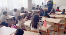 Stire din Eveniment : Siguranța în mediul virtual pentru elevi, în atenția polițiștilor