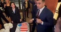Stire din Actualitate : George Simion, filmat cu un tort în forma Groenlandei, decorat cu drapelul SUA. Reacții dure pe online