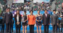 Stire din Sport : Galerie foto. Simona Halep, premiată de Na Li pentru titlul de la Shenzhen