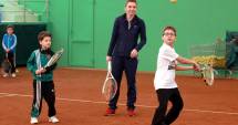 Stire din Sport : Simona Halep și Horia Tecău, "ajutoarele" lui Moș Nicolae, la Tenis Club Idu