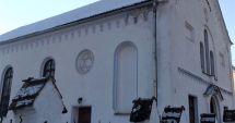Stire din Eveniment : Mai multe simboluri legionare au fost lipite pe ușile unei sinagogi. Autorul faptei, trimis în judecată