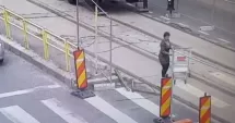 Stire din Eveniment : Scene incedibile. O femeie a fost  surprinsă încercând să fure șine de tramvai cu un cărucior de cumpărături