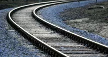 Stire din Eveniment : Tren în pericol de deraiere după ce un bărbat a pus traverse pe șine. Suspectul, internat la psihiatrie