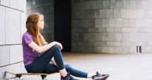 Stire din Actualitate : Studiu îngrijorător. Singurătatea în rândul tinerilor şi vârstnicilor este în creştere