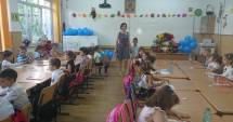 Stire din Cultură-Educație : Sindicatele  se gândesc  la protejarea personalului didactic