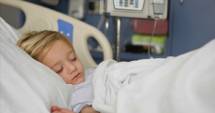 Stire din Sănătate : Situație revoltătoare la Constanța: un singur medic tratează sute de copii bolnavi de cancer!
