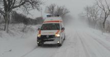 Stire din Social : Situații disperate în nămeți! O ambulanță cu doi copii, blocată de la 3 dimineața în șanț
