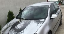 Stire din Eveniment : Zeci de litri de smoală de la o autoutilitară de construcţii au distrus 11 mașini parcate. Șoferii sunt revoltați