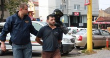 Stire din Eveniment : Șocant: și-a folosit fiul de 5 ani ca scut, să nu fie împușcat de polițiști!