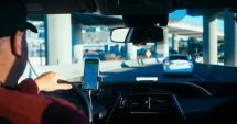 Stire din Eveniment : Un șofer Uber a făcut accident în timp ce pipăia o clientă de 19 ani