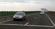 Stire din Eveniment : Șofer surprins când mergea pe contrasens, pe autostradă