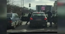 Stire din Eveniment : Violență în trafic. Șofer bătut cu pumnii și picioarele