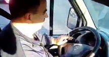 Stire din Eveniment : VIDEO. Șofer de maxi-taxi, filmat în timp ce fuma  la volan, în fața a doi elevi de gimnaziu