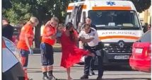 Stire din Eveniment : O șoferiță beată a accidentat o femeie și doi copii. La sosirea polițiștilor a făcut scandal