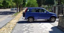 Șofer sancționat după ce s-a urcat cu mașina pe trotuarul proaspăt refăcut, la Constanța