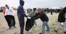 Stire din Social : Soldații americani și lucrătorii ambasadei SUA la București curăță plaja din Mamaia