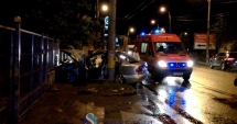 Stire din Eveniment : TÂNĂR DE 21 DE ANI, IZBIT CU MAȘINA ÎN STÂLP. TREI VICTIME!