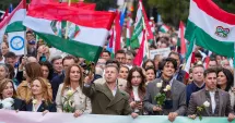 Stire din Actualitate : Sondaj: Partidul Tisza al lui Peter Magyar, avans de 10 puncte procentuale în fața Fidesz