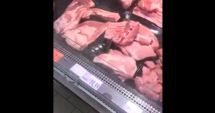 Stire din Social : IMAGINI ORIBILE! ȘOARECE ÎN GALANTARUL DE CARNE, LA SUPERMARKET