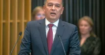 Stire din Politică-Administrație : Coaliția acceptă propunerea PSD: fără tăieri salariale în Poliție, Armată, Educație și Sănătate