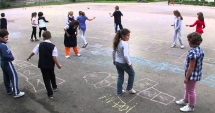 Stire din Cultură-Educație : Vă mai amintiți de șotron, cucii sau elasticul?