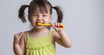 Stire din Sănătate : Învățați-vă copiii să se spele pe dinți încă de la apariția primului dințișor!